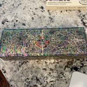 Jewelry or trinket box